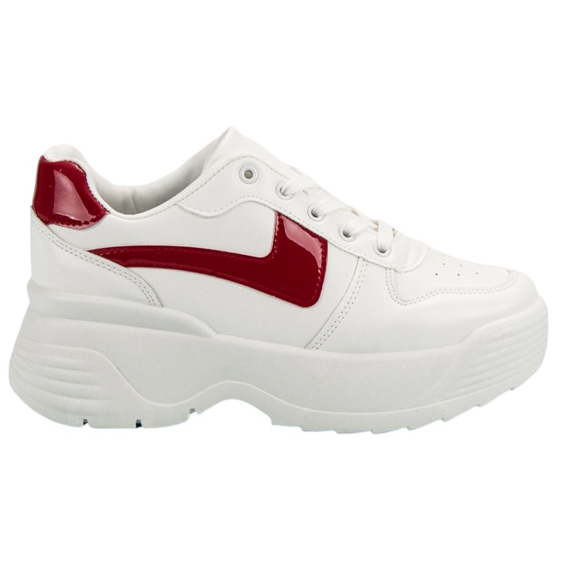 Kylie Tennarit alustalla valkoinen