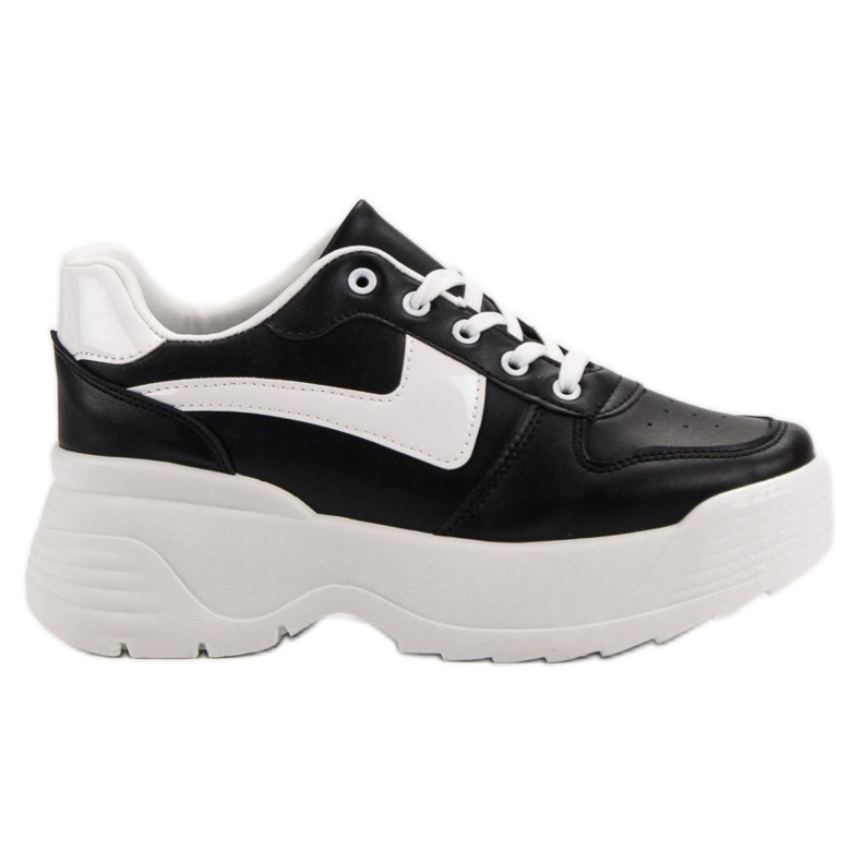 Kylie Tennarit alustalla musta