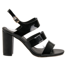 SHELOVET Mustat sandaalit baarissa