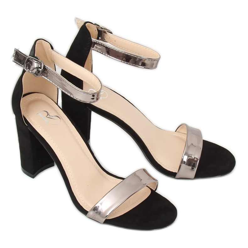 Musta GF-WL-35 Mustat sandaalit postissa