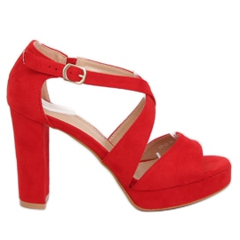 Punainen VV-23 Punaiset sandaalit lavalla