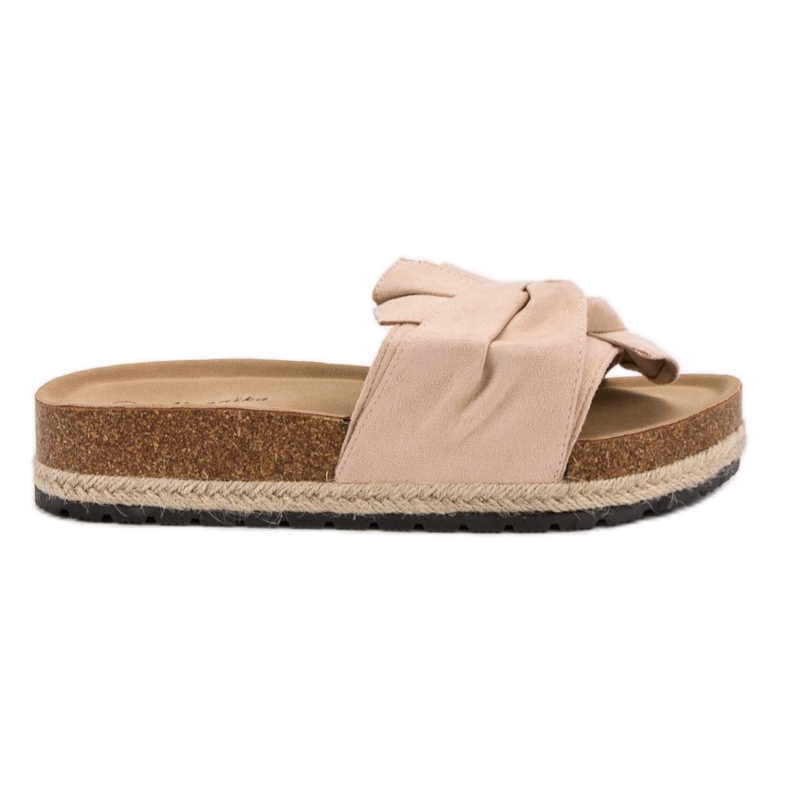 Mannika Tossut alustalla ruskea