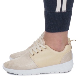 Kultaiset urheilukengät kultainen