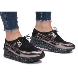 Mustat urheilukengät Calixte -alustalla