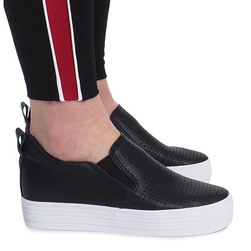 Mustat harjatut lenkkarit Rockvale -kiilalla