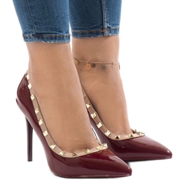 Punaiset lakatut korot X-68-nastoilla punainen