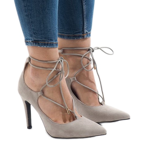 Harmaat pumput tapissa 4524-5