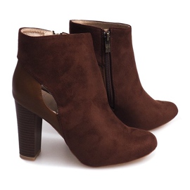 Ruskeat mokkanahkaiset pylväät vetoketjulla