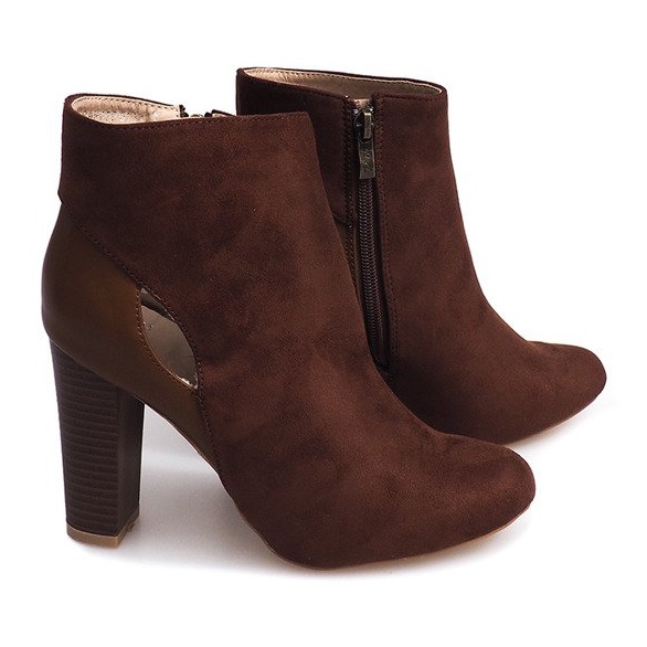 Ruskeat mokkanahkaiset pylväät vetoketjulla