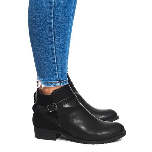 Sisustettu mustilla LM-201 saappailla musta