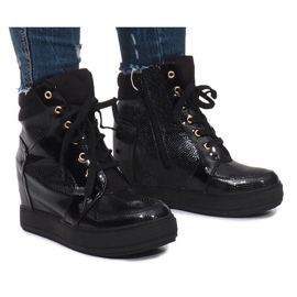 Snake -kiilassa mustat lakatut lenkkarit