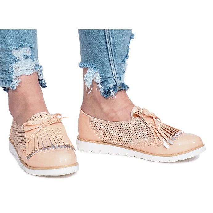 Vaaleanpunaiset avoimet leivonnaiset Pamole -hapsuilla vaaleanpunainen