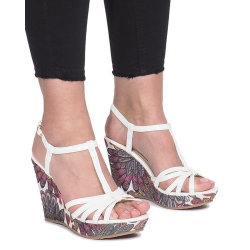 Valkoiset sandaalit Ibrahim -kiilakorolla musta