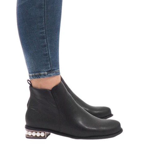 LEI-189 mustat helmillä varustetut saappaat