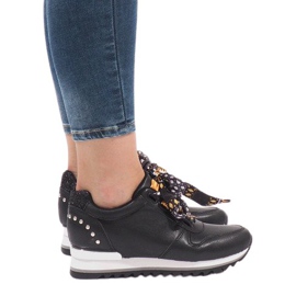 Mustat urheilukengät kiilassa G-124