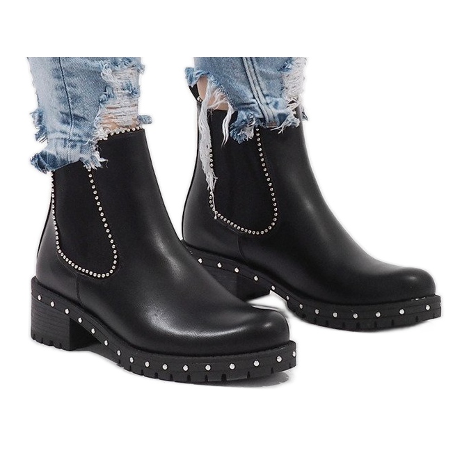 Mustat eristetyt saappaat nastoilla 17031-25