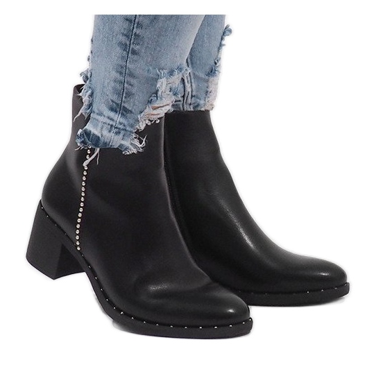 Mustat eristetyt saappaat nastalla NC268