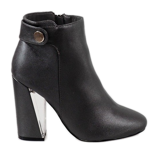 Harmaat saappaat MJ1515 -pylväässä