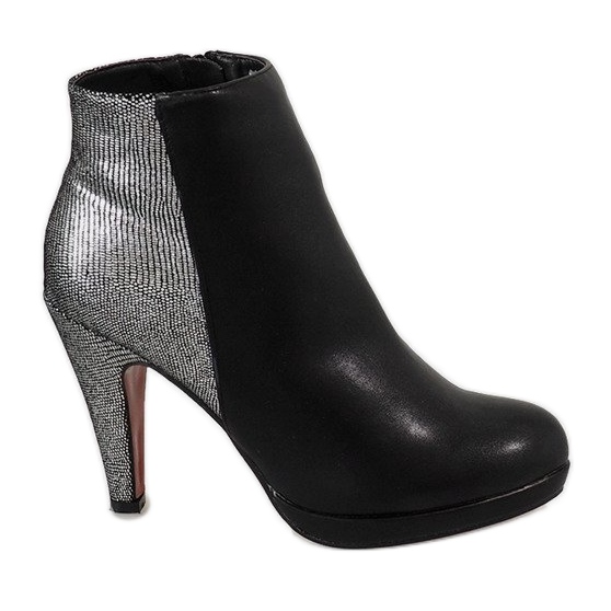 Mustat saappaat korkokengillä 16-92