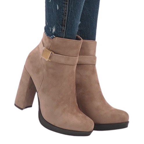 Vaaleanpunaiset saappaat postissa J-8682 vaaleanpunainen