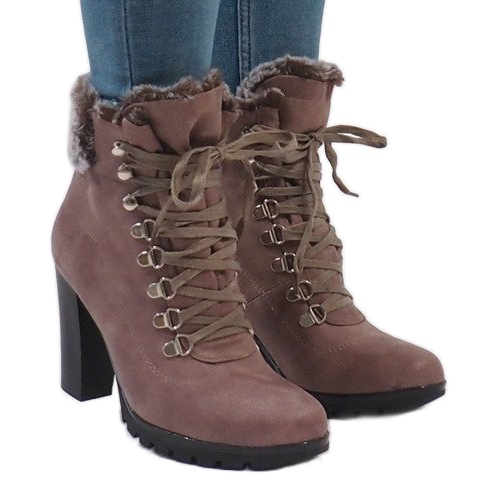 Khaki -saappaat N50 -pylväässä vihreä