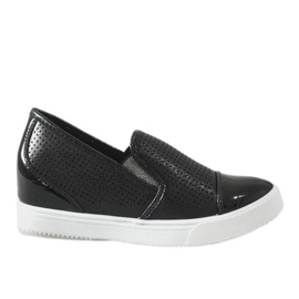 Mustat lenkkarit kiilassa DD439-1