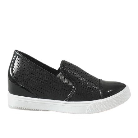 Mustat lenkkarit kiilassa DD439-1