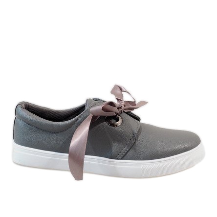 Harmaat lenkkarit keulalla 3057-3