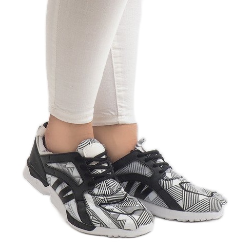 523 valkoista kouluttajaa valkoinen musta