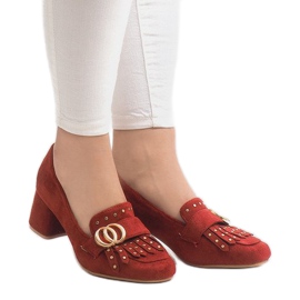 Punaiset mokkanahkat X77 -pylväässä punainen