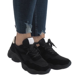 Mustat E-102-urheilukengät