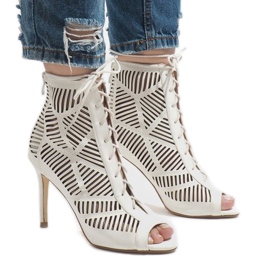 Valkoiset saappaat nastassa 1610-225 valkoinen