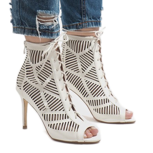 Valkoiset saappaat nastassa 1610-225 valkoinen