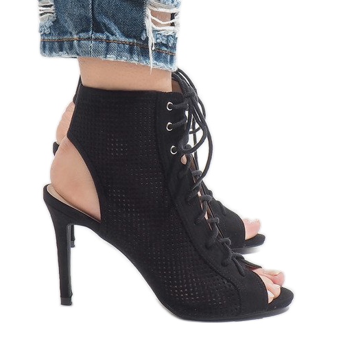 Mustat avoimet saappaat kantapäässä 1610-22