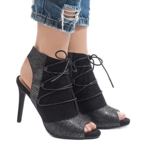 Mustat avoimet saappaat HF168-3-kantapäässä