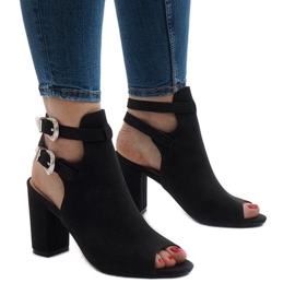 Mustat saappaat postissa 173-853