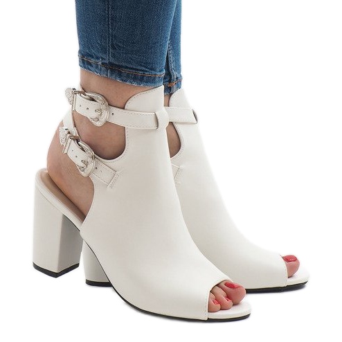 Valkoiset saappaat postissa 173-853 valkoinen