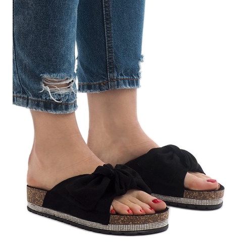 Mustat tossut, joissa keula N-33