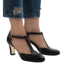 Mustat pumput 2239-1-pylväässä