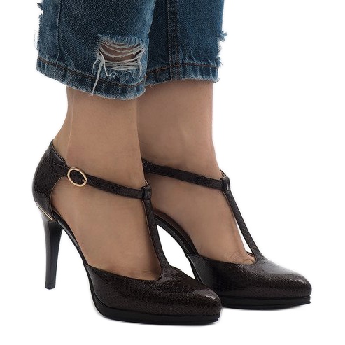 Ruskeat pumput A509-22-2-pylväässä