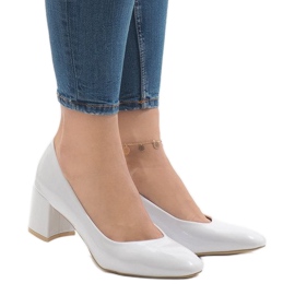 Valkoiset lakatut pumput 7501-1-pylväässä valkoinen