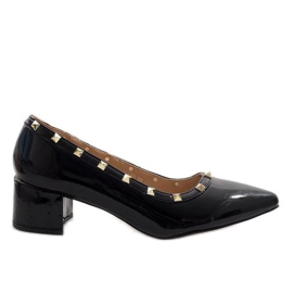 Mustat lakkapumput X-70-pylväässä