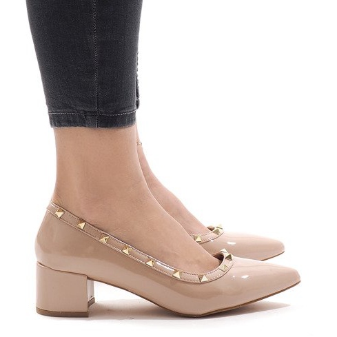 Vaaleanpunaiset lakatut pumput X-70-pilarissa vaaleanpunainen