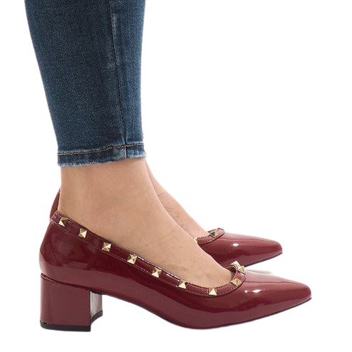 Viininpunaiset lakatut pumput X-70-pylväässä punainen monivärinen