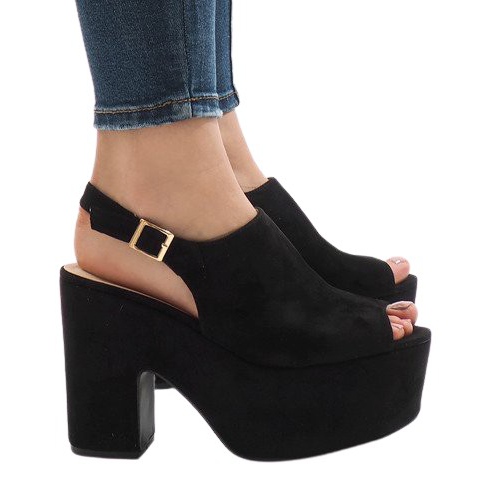 Mustat sandaalit massiivisessa 8263CA -lohkossa