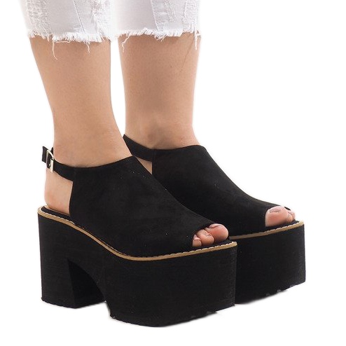 Mustat sandaalit massiivisessa B8290 -lohkossa