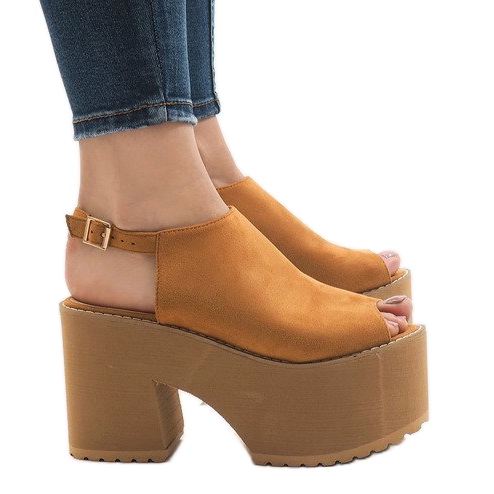 Kamelisandaalit massiivisella B8290 -lohkolla ruskea