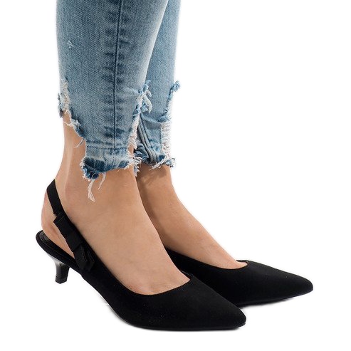 Mustat pumput B-43-kantapäässä