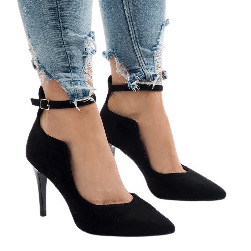 Mustat pumput B-54-kantapäässä