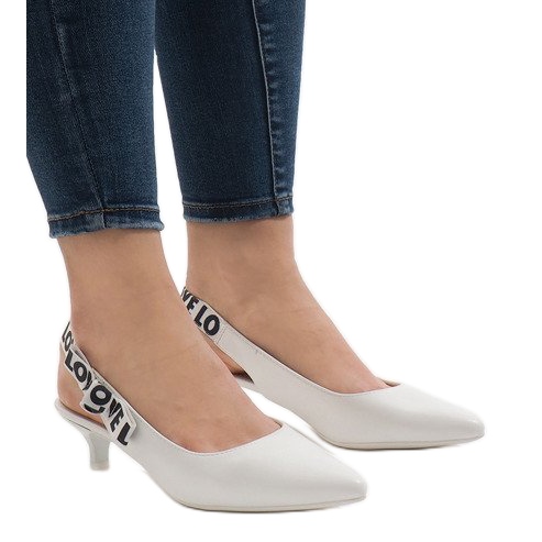 Valkoiset pumput B-45-kantapäässä valkoinen